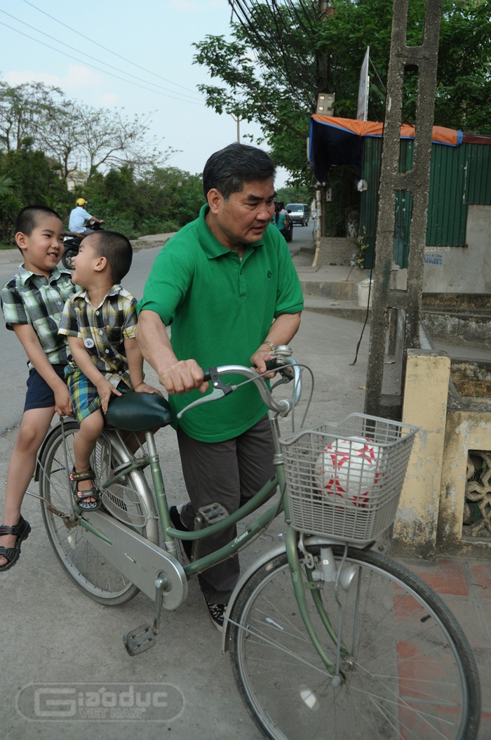 Sau khi nghỉ hưu, "trọng trách" hàng ngày vị trung tướng gánh vác chính là việc chăm sóc các cháu